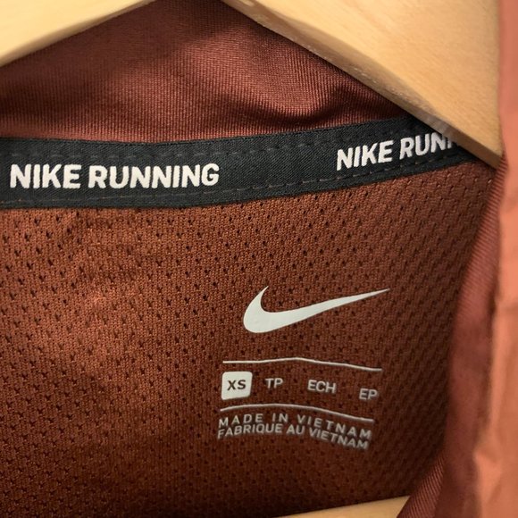 NWOT Nike Essential Running Rain Jacket - Picture 4 of 4